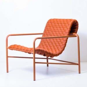 Poltrona Erez elaborada com tricô náutico e estrutura de alumínio.